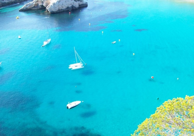  Bateaux sur des eaux cristallines 